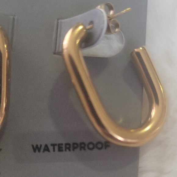 Stylish Gold U-Shaped Earrings - Picture 3 of 3